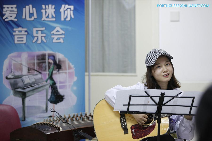 Apresentação musical gratuita realizada em hospital em Beijing