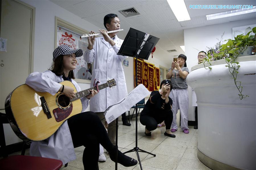 Apresentação musical gratuita realizada em hospital em Beijing