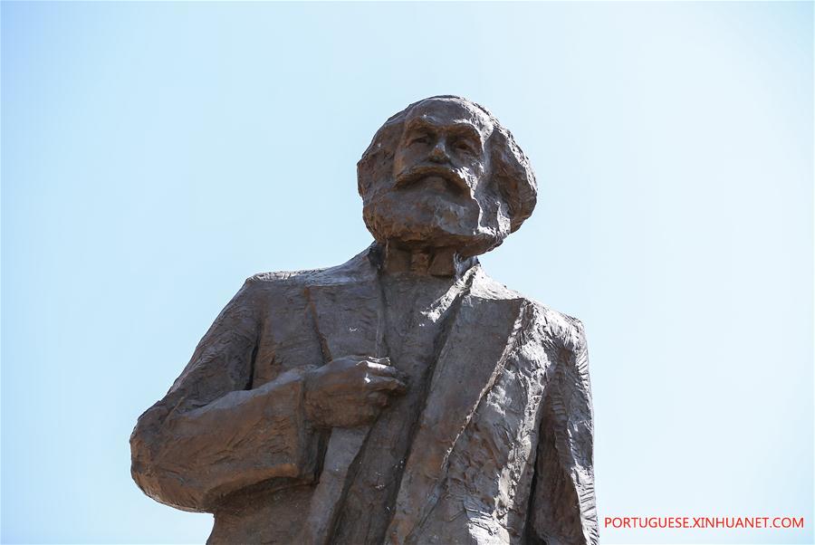 Estátua de Karl Marx doada pela China é apresentada em Trier, Alemanha