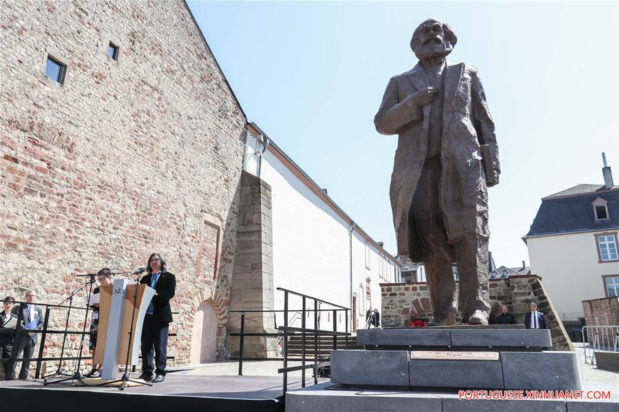 Estátua de Karl Marx doada pela China é apresentada em Trier, Alemanha