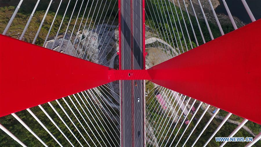 Panorama aéreo: Ponte de Yachihe na autoestrada Guiyang-Qianxi