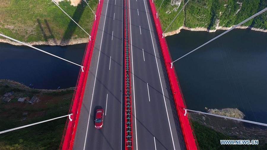 Panorama aéreo: Ponte de Yachihe na autoestrada Guiyang-Qianxi