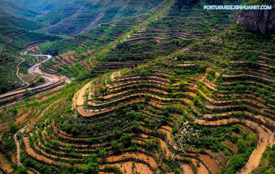 Terraços e estradas na província de Hebei, norte da China