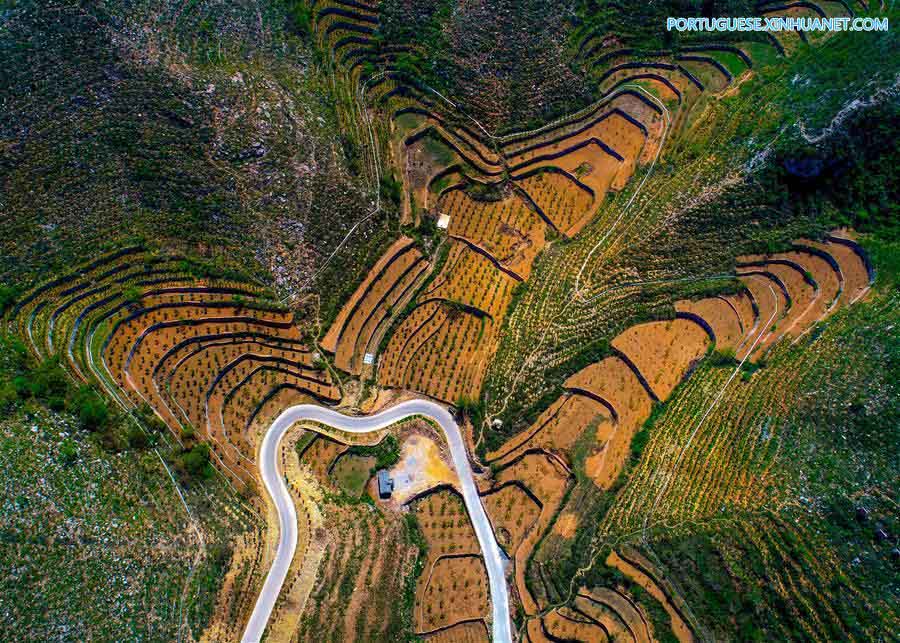 Terraços e estradas na província de Hebei, norte da China