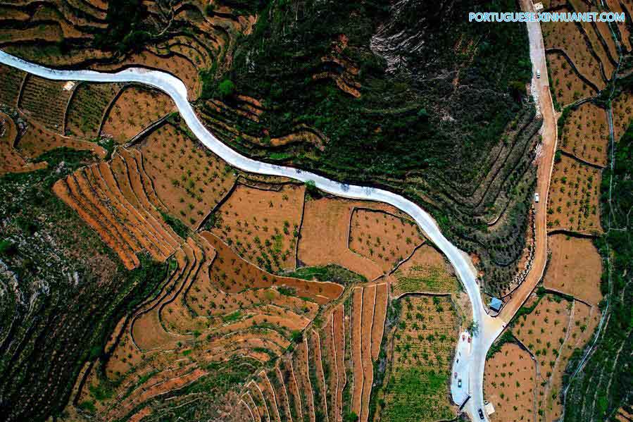 Terraços e estradas na província de Hebei, norte da China