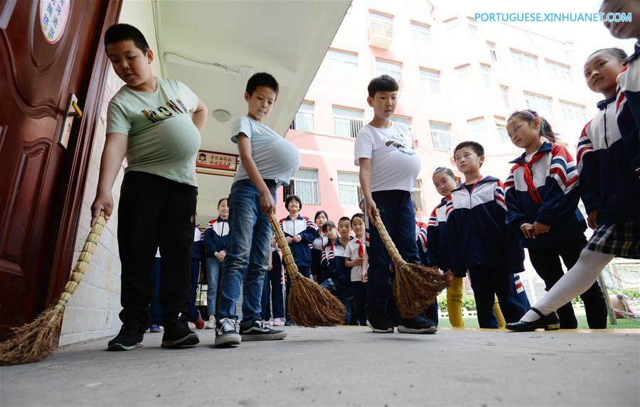 Alunos celebram próximo Dia das Mães em Handan, norte da China