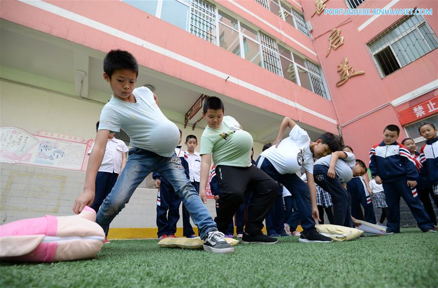 Alunos celebram próximo Dia das Mães em Handan, norte da China