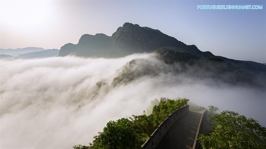 Mar de nuvens cobre seção de Huangyaguan da Grande Muralha