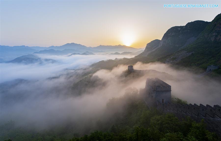 Mar de nuvens cobre seção de Huangyaguan da Grande Muralha