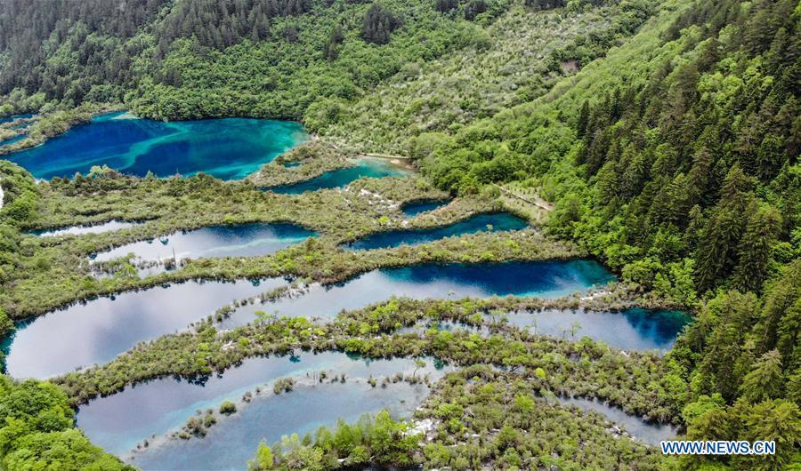 Panorama aéreo: Paisagem de Jiuzhaigou em Sichuan