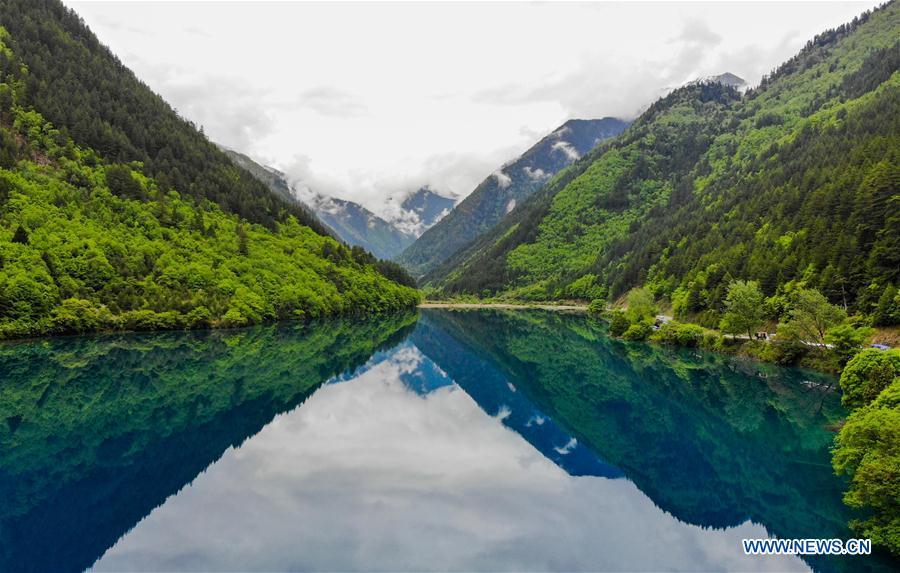 Panorama aéreo: Paisagem de Jiuzhaigou em Sichuan