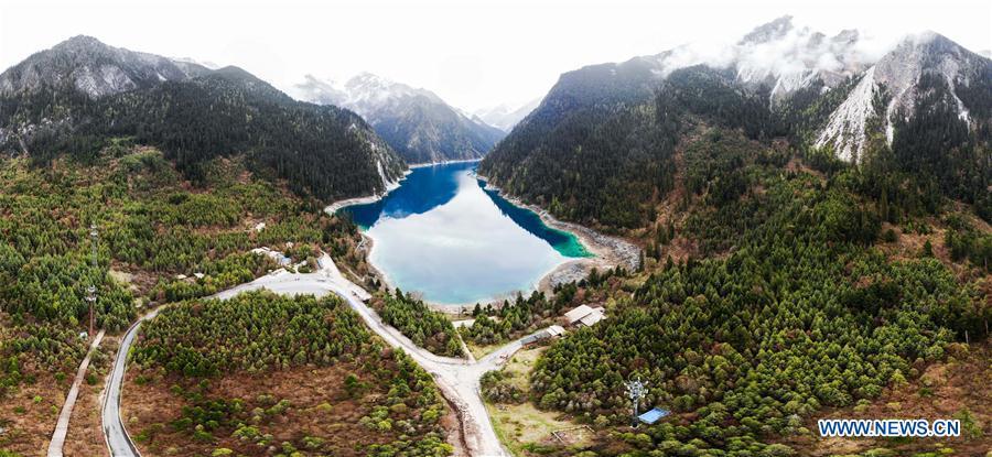 Panorama aéreo: Paisagem de Jiuzhaigou em Sichuan