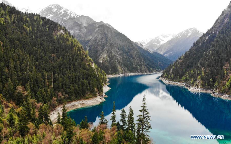 Panorama aéreo: Paisagem de Jiuzhaigou em Sichuan