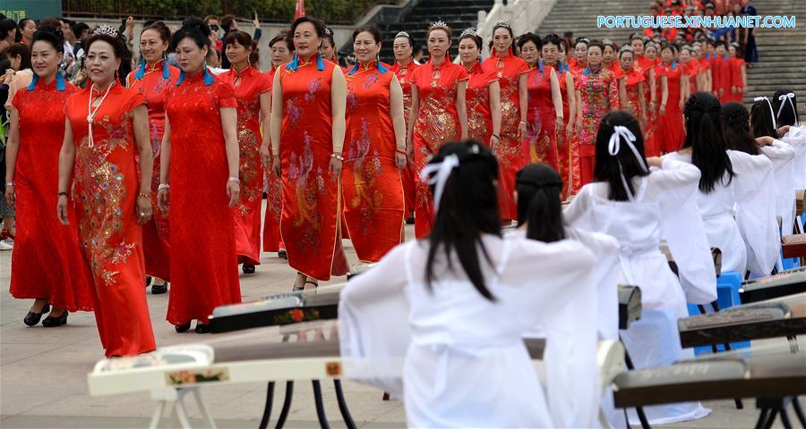 Show de guzheng e qipao realizado em Xi'an, noroeste da China