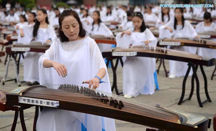 Show de guzheng e qipao realizado em Xi'an, noroeste da China