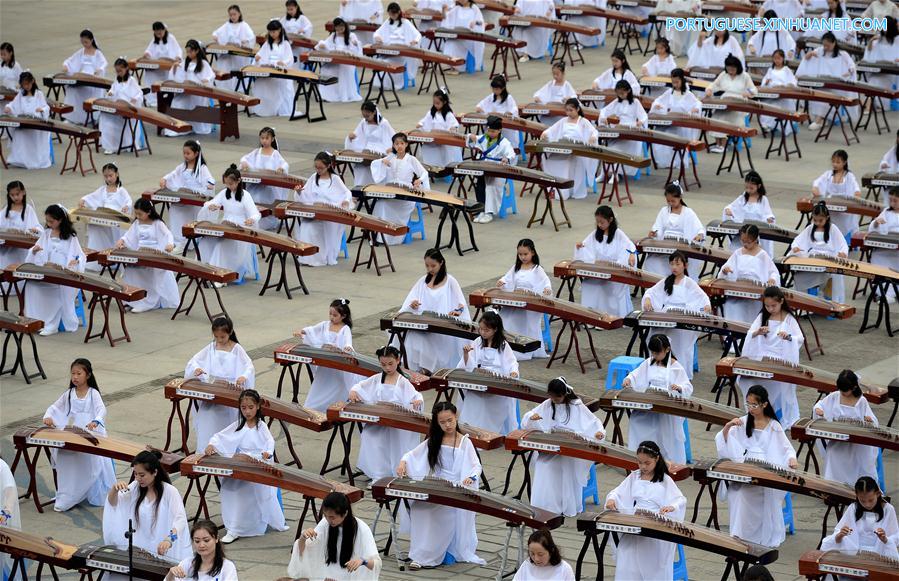 Show de guzheng e qipao realizado em Xi'an, noroeste da China