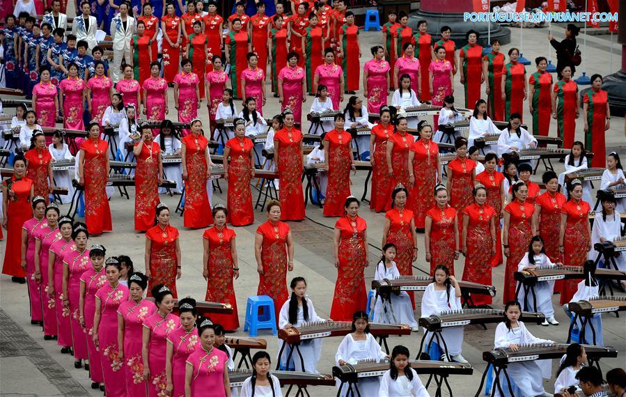 Show de guzheng e qipao realizado em Xi'an, noroeste da China