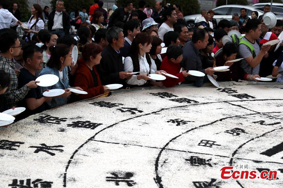 10,000 visitantes compartilham tofu no formato de diagrama de “Tai Chi” de 3,5 toneladas