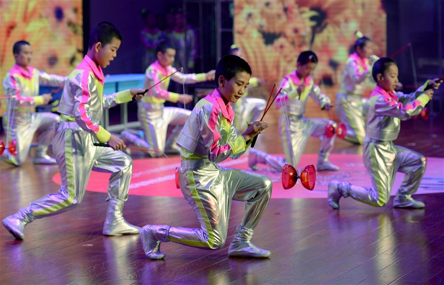 Alunos de escolas de educação especial se apresentam em show de talentos em Xi'an