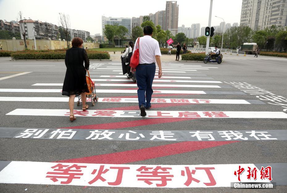 Mensagens em passadeiras chamam pedestres à atenção em Wuhan