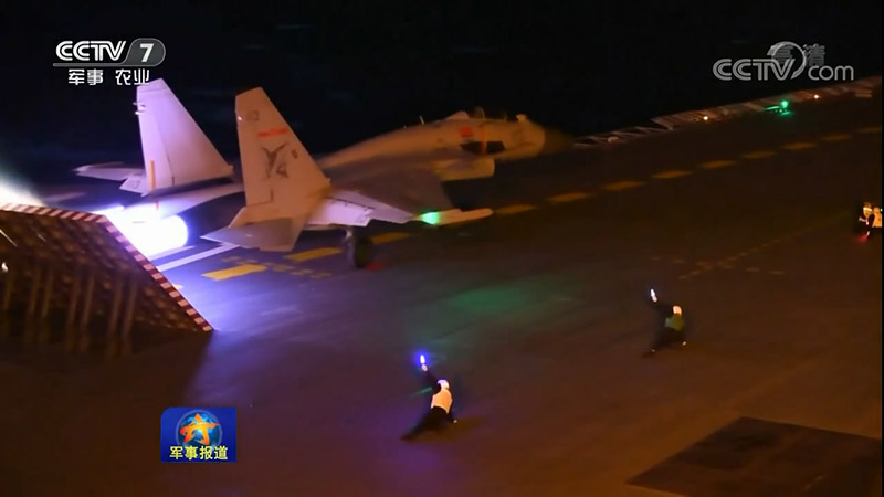 China realiza manobras de voo noturnas no porta-aviões Liaoning