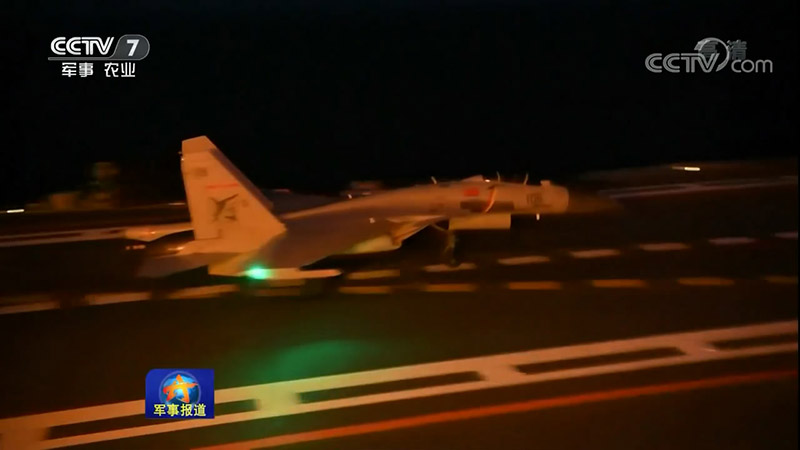 China realiza manobras de voo noturnas no porta-aviões Liaoning