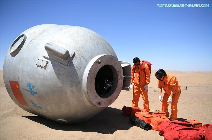 Astronautas chineses concluem treinamento de sobrevivência no deserto