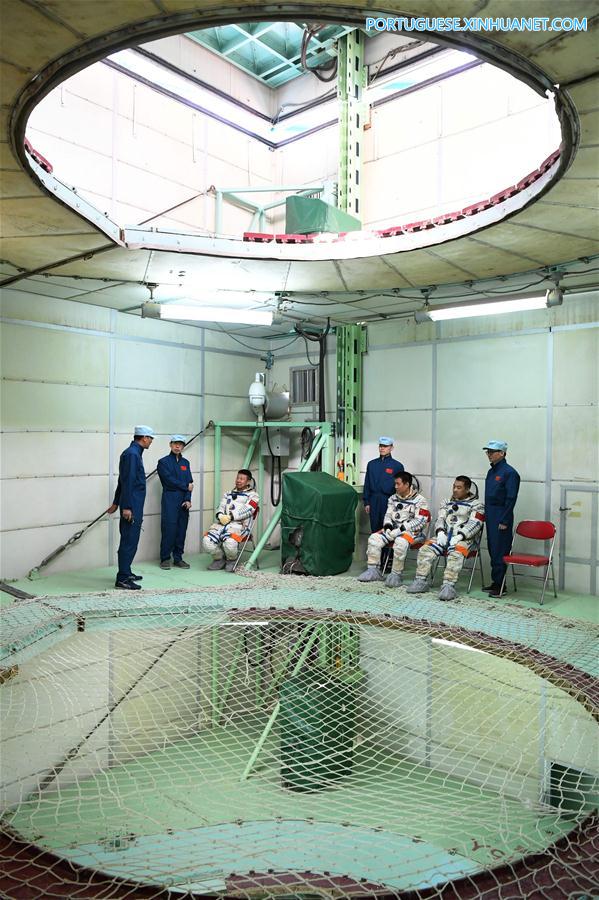 Astronautas chineses concluem treinamento de sobrevivência no deserto