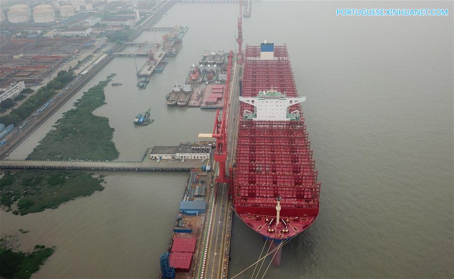 Construtor naval chinês entrega grande navio porta-contêineres