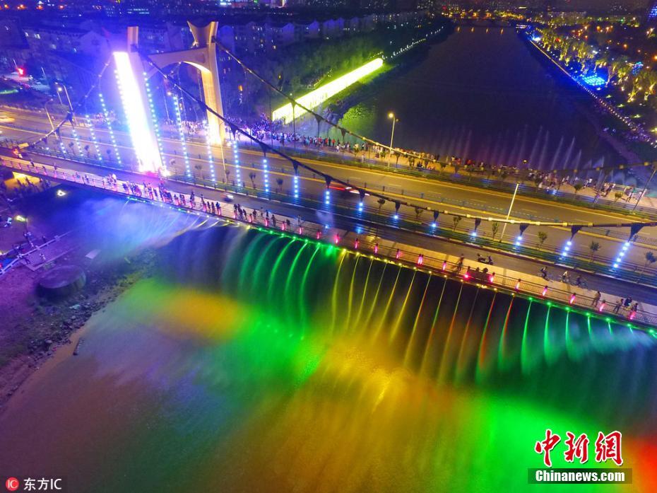 Galeria: Ponte suspensa iluminada torna-se atração local em Nanjing