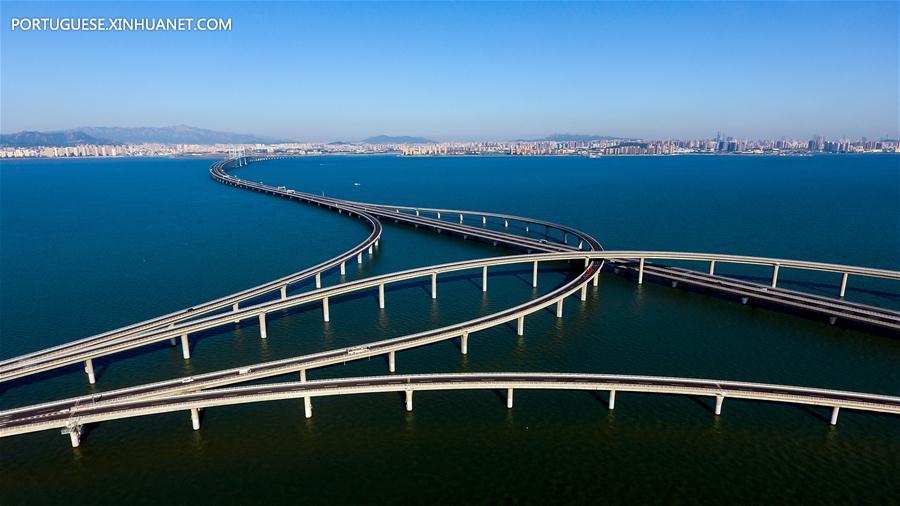 Ponte da Baía Qingdao Jiaozhou em Qingdao