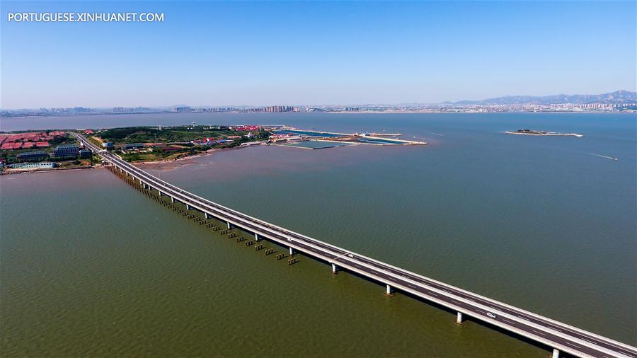 Ponte da Baía Qingdao Jiaozhou em Qingdao