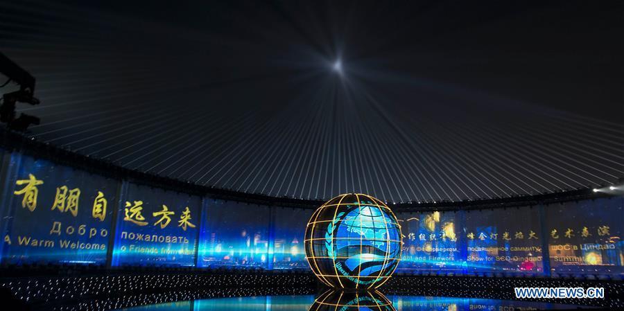 Espetáculo de luzes e fogo-de-artifício ilumina céus de Qingdao