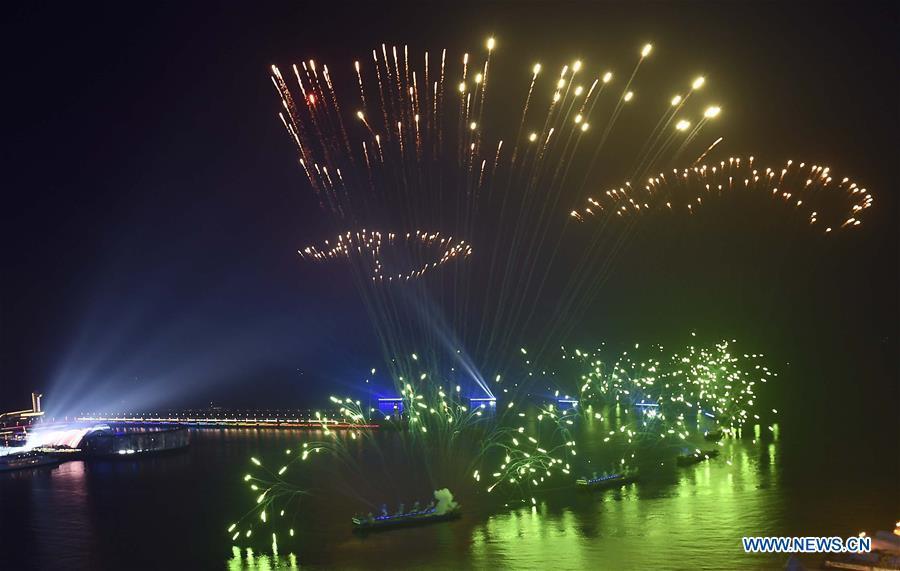 Espetáculo de luzes e fogo-de-artifício ilumina céus de Qingdao