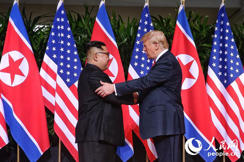 Kim Jong Un e Donald Trump reúnem-se em Singapura