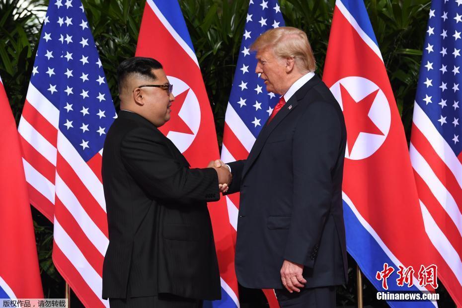 Trump e Kim protagonizam aperto de mão histórico em Singapura