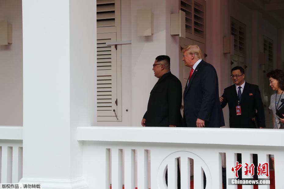 Trump e Kim protagonizam aperto de mão histórico em Singapura