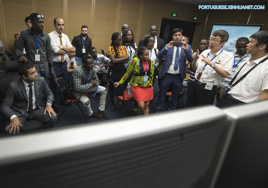 Executivos ferroviários estrangeiros visitam base de treinamento para funcionários de ferrovias de alta velocidade