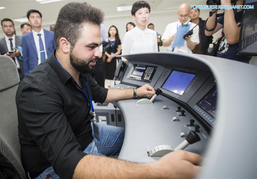 Executivos ferroviários estrangeiros visitam base de treinamento para funcionários de ferrovias de alta velocidade