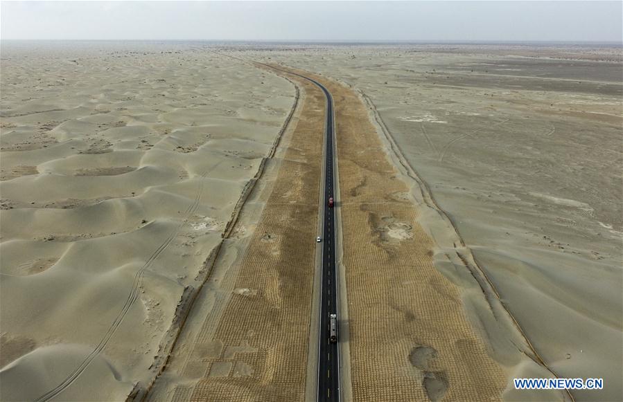 Galeria: Rodovias no Deserto Taklimakan em Xinjiang