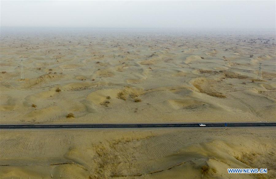 Galeria: Rodovias no Deserto Taklimakan em Xinjiang