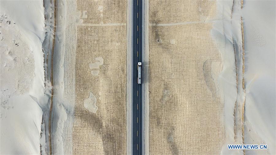 Galeria: Rodovias no Deserto Taklimakan em Xinjiang