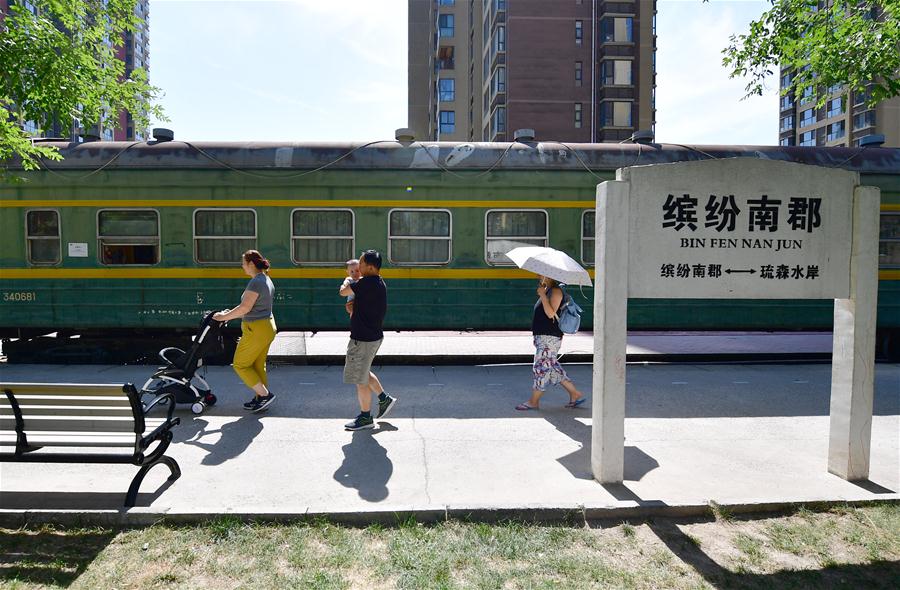 Vagão de trem desativado se transforma em pequeno supermercado em Xi'an