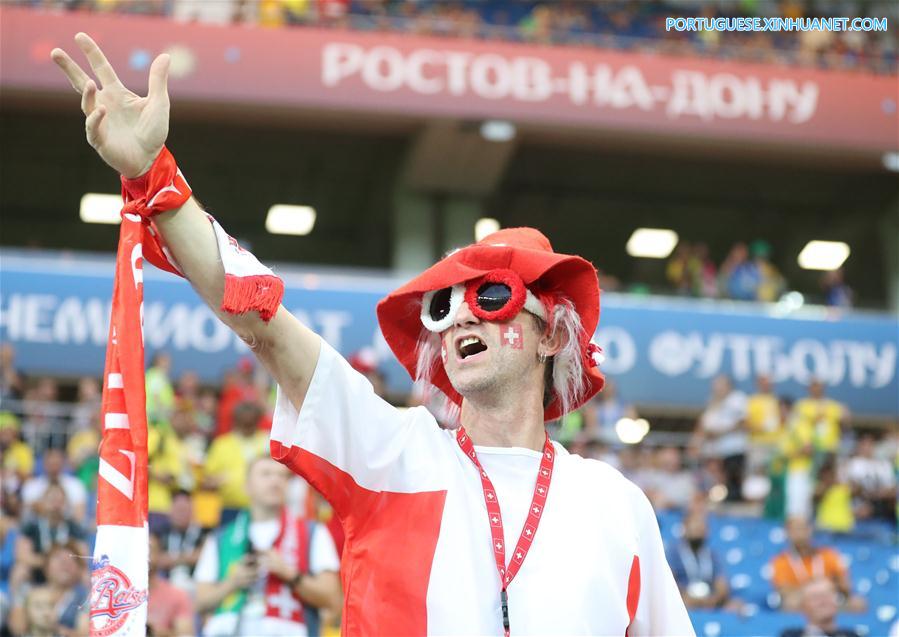 Torcedores brasileiros comparecem ao primeiro jogo do Brasil na Copa do Mundo