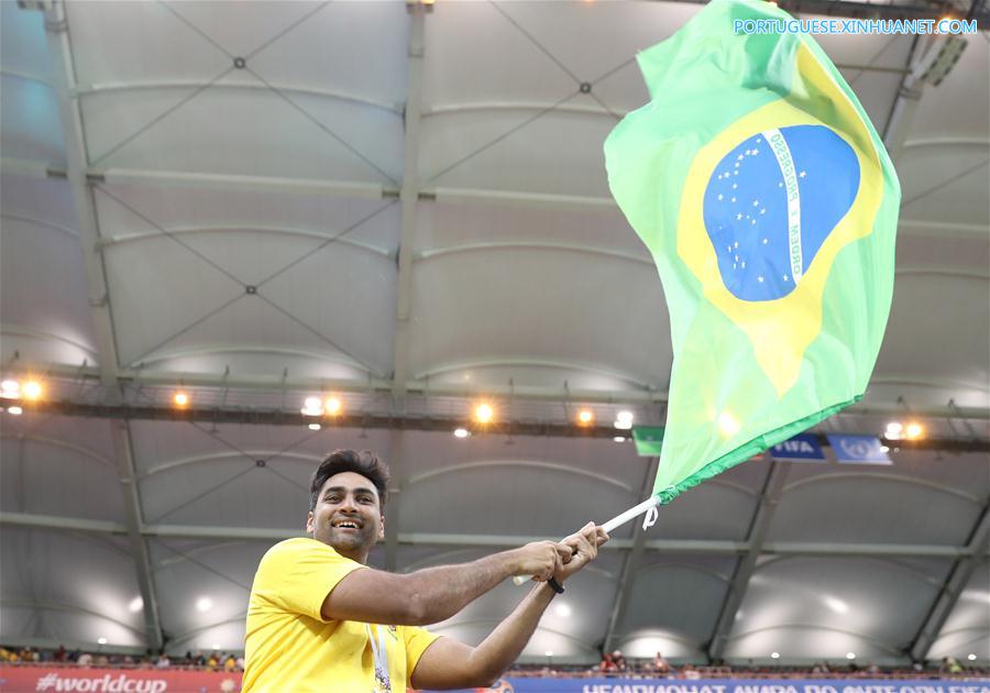 Torcedores brasileiros comparecem ao primeiro jogo do Brasil na Copa do Mundo