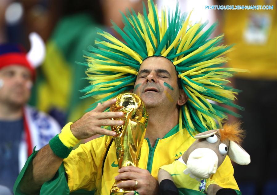 Torcedores brasileiros comparecem ao primeiro jogo do Brasil na Copa do Mundo