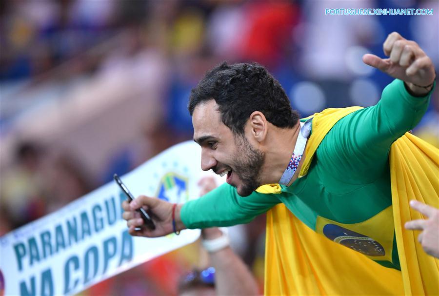 Torcedores brasileiros comparecem ao primeiro jogo do Brasil na Copa do Mundo