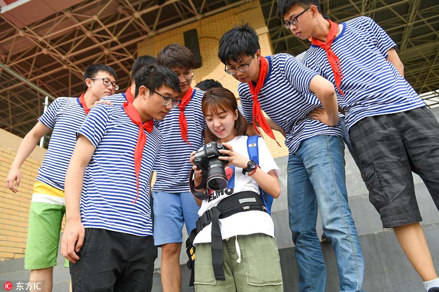 Aspirante a fotógrafo encontra oportunidade de negócio com memórias de estudantes finalistas