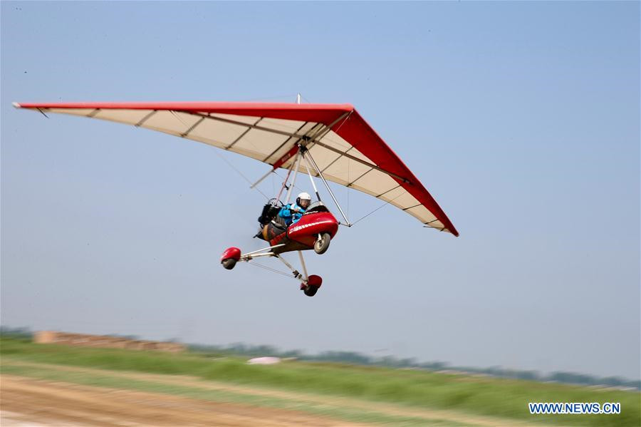 Agricultor chinês compartilha sua paixão por esportes aéreos