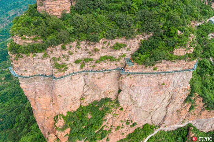 Hebei: Passadeira de vidro é construída ao longo de falésia